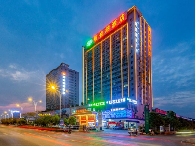 ein hohes Gebäude mit Lichtern in der Nacht in der Unterkunft Vienna Hotel Yichun Administration Center store in Yichun