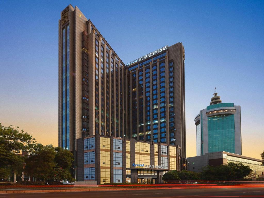 duży budynek z wieloma oknami w mieście w obiekcie Kyriad Jinjiang Hotel w mieście Jinjiang