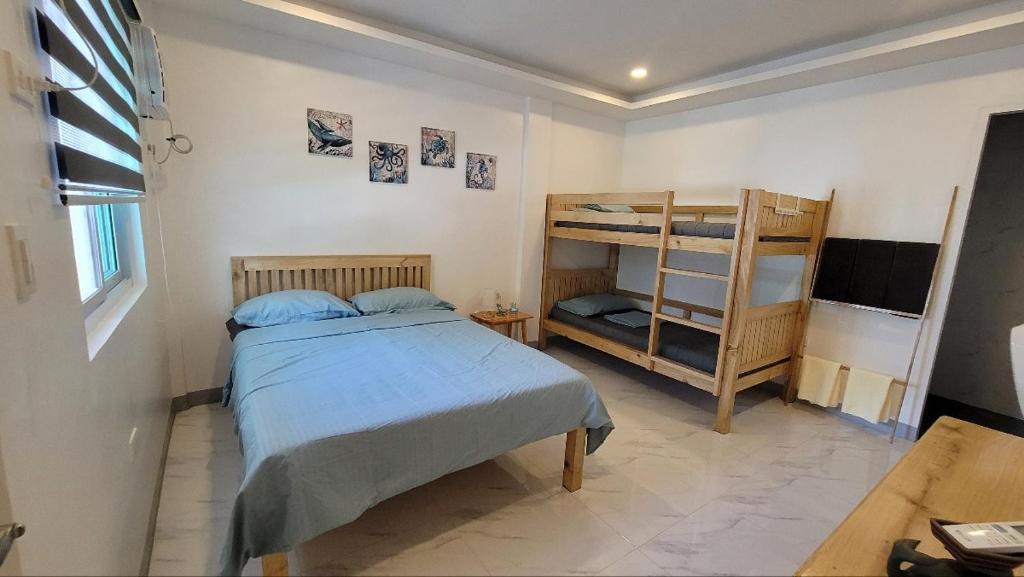 sypialnia z łóżkiem i łóżkiem piętrowym w obiekcie TuloMir #A 뚤로미르 행복한 4인실 w mieście Moalboal