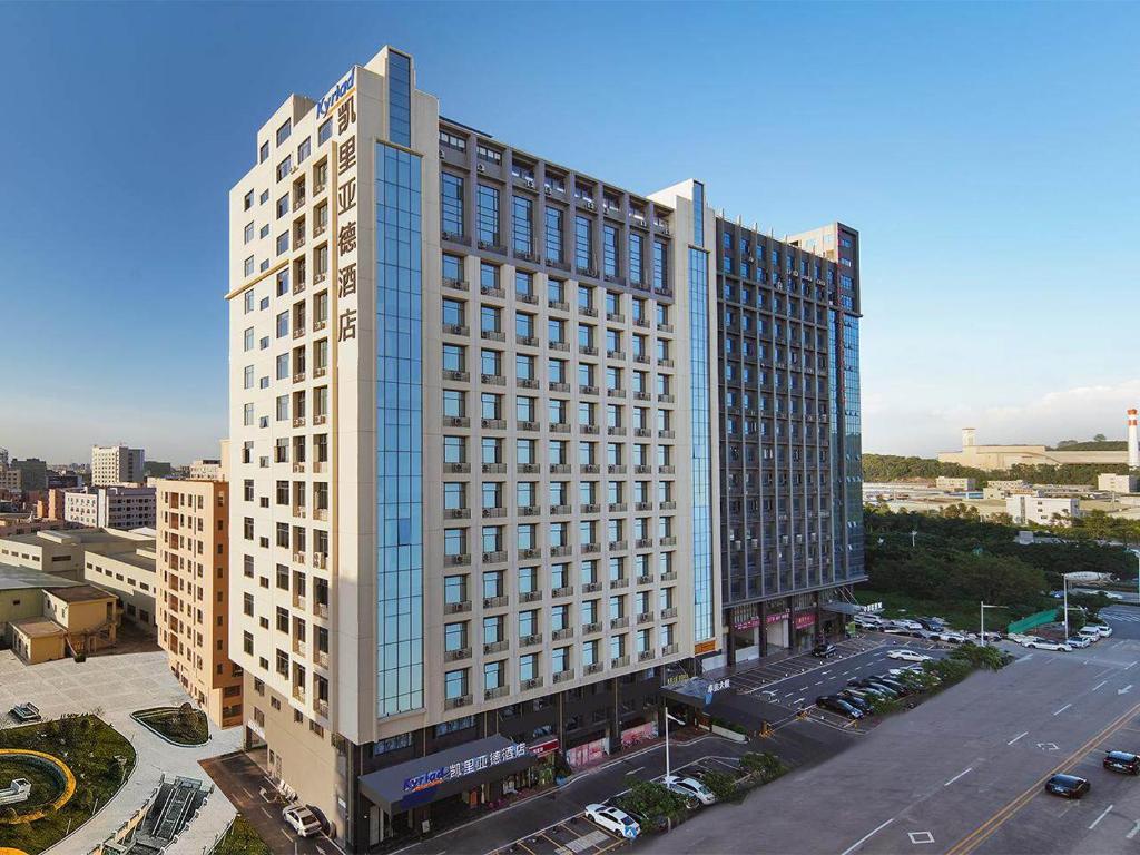 una vista aérea de un edificio alto en una ciudad en Kyriad Hotel Dongguan Houjie Convention and Exhibition Center Humen Station, en Dongguan