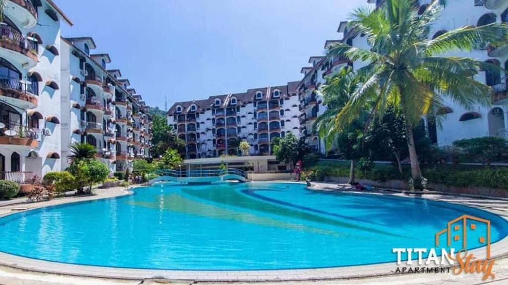 una gran piscina frente a algunos edificios de apartamentos en SERI LAGENDA 4, en Kuah