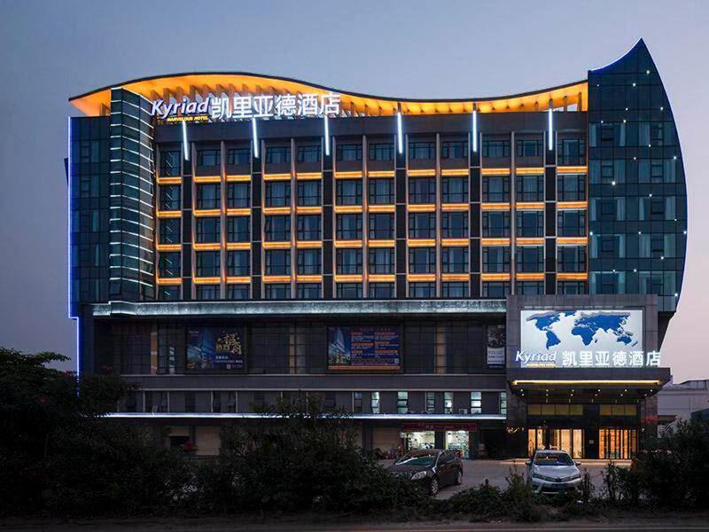 un grand bâtiment avec un panneau en haut dans l'établissement Kyriad Marvelous Hotel Foshan New City Lecong Town, à Shunde