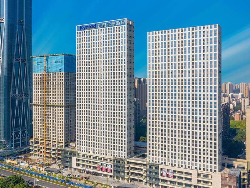 dois arranha-céus altos numa cidade com edifícios em Kyriad Marvelous Hotel Changsha Hunan Financial Center em Changsha