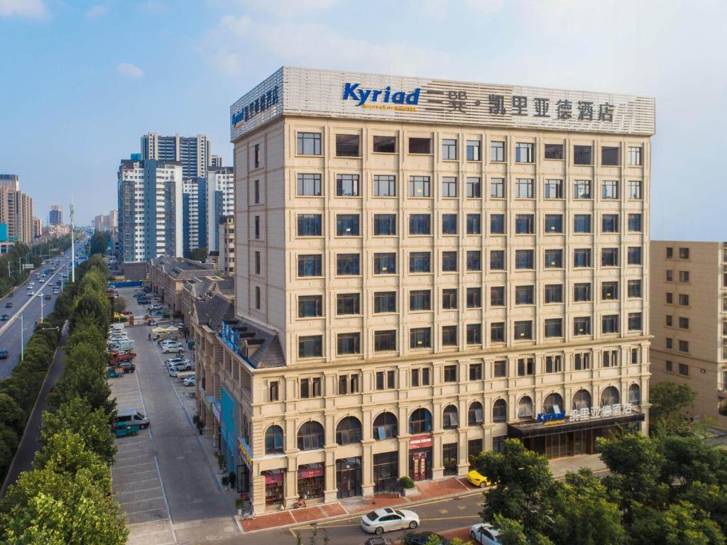 un bâtiment avec un panneau krispy kreme en haut dans l'établissement Kyriad Marvelous Hotel Bozhou Wanda Plaza, à Bozhou