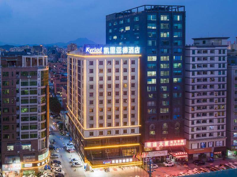 un edificio iluminado en una ciudad por la noche en Kyriad Marvelous Hotel Dongguan Changan Light Rail Station en Nongyucun