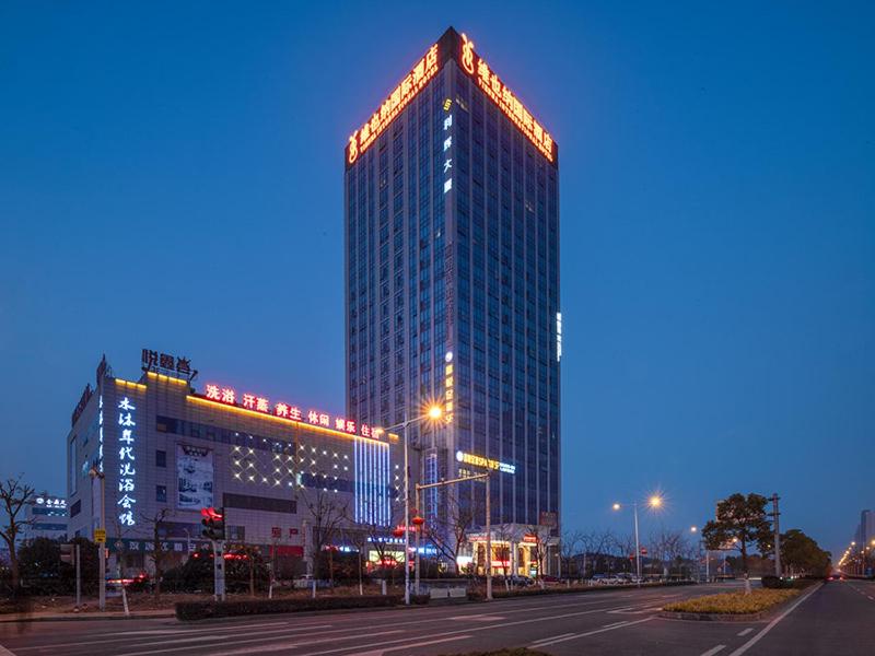 un edificio alto con luces encima en Vienna International Jiangsu Wuxi Taihu Expo Center en Wuxi