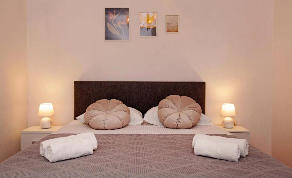 a bedroom with a large bed with two pillows on it at Apartman Žuvela in Vela Luka