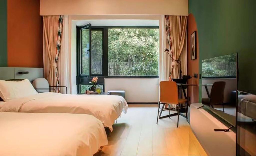 um quarto com 2 camas e uma janela em Zhi Resort Beijing em Pequim
