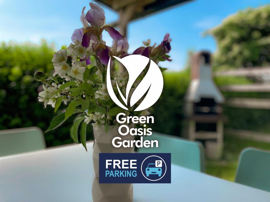 Chứng chỉ, giải thưởng, bảng hiệu hoặc các tài liệu khác trưng bày tại Green Oasis Garden