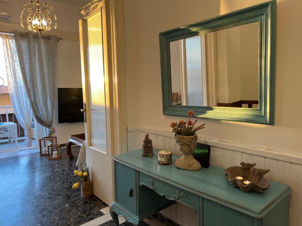 ein Wohnzimmer mit einem blauen Schrank und einem Spiegel in der Unterkunft Celena House Kitries in Avía