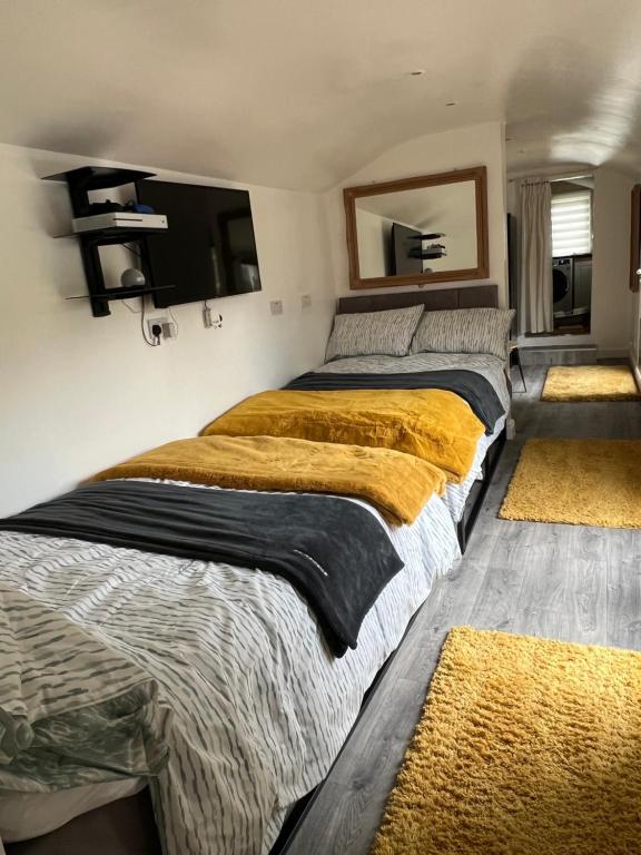 - 2 lits dans une chambre avec 2 tapis dans l'établissement Quay Central, à Exeter