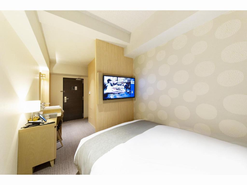 Postel nebo postele na pokoji v ubytování HOTEL HILLARYS Shinsaibashi