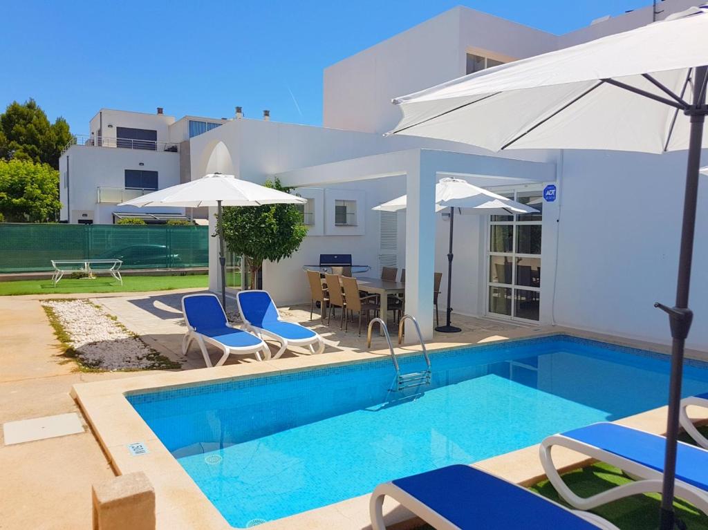 Bazén v ubytovaní Ferienhaus in Can Picafort, nahe Playa de Muro, 4 x Schlafzimmer mit Bad alebo v jeho blízkosti