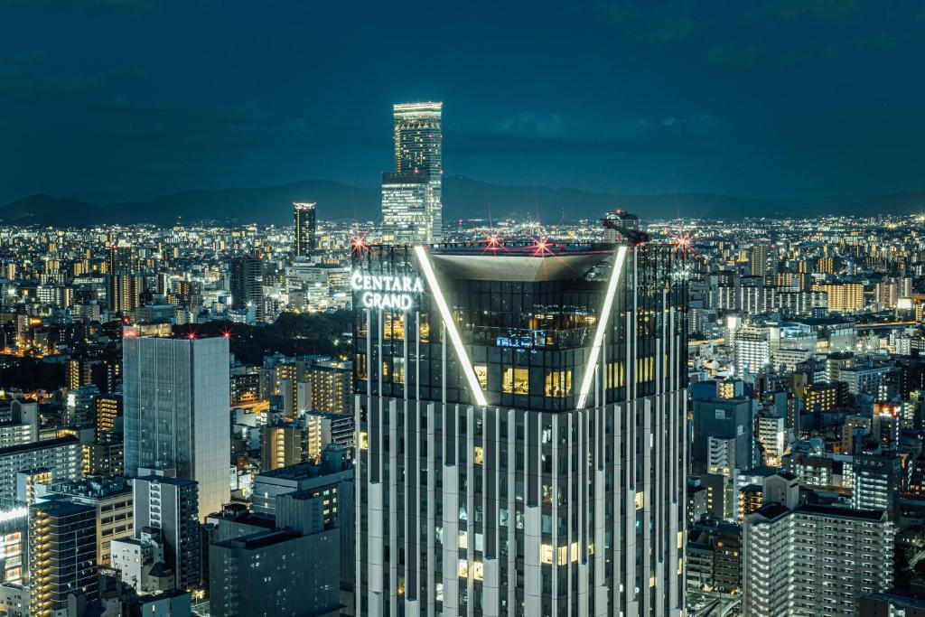 大阪市にあるCentara Grand Hotel Osakaの夜の大都市の景色