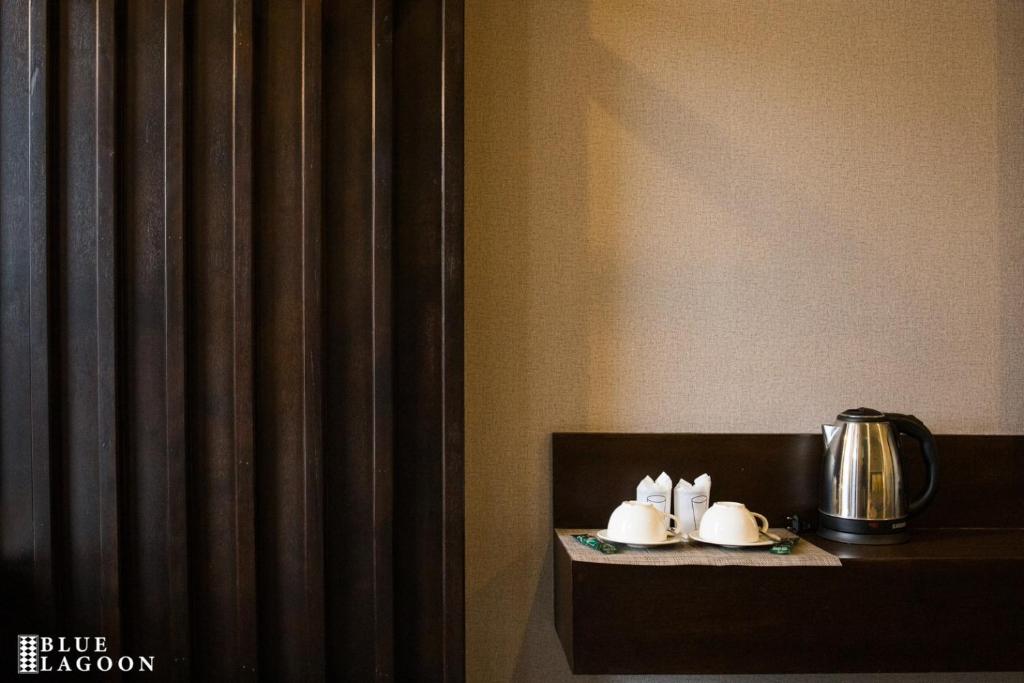 Příslušenství pro přípravu čaje a kávy v ubytování Blue Lagoon Hotel