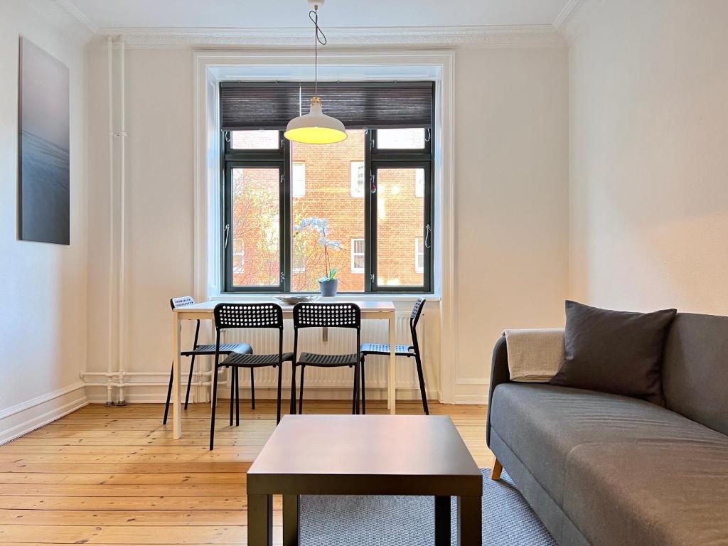 哥本哈根的住宿－Two Bedroom Apartment In Copenhagen, Brohusgade 16,，客厅配有沙发和桌子