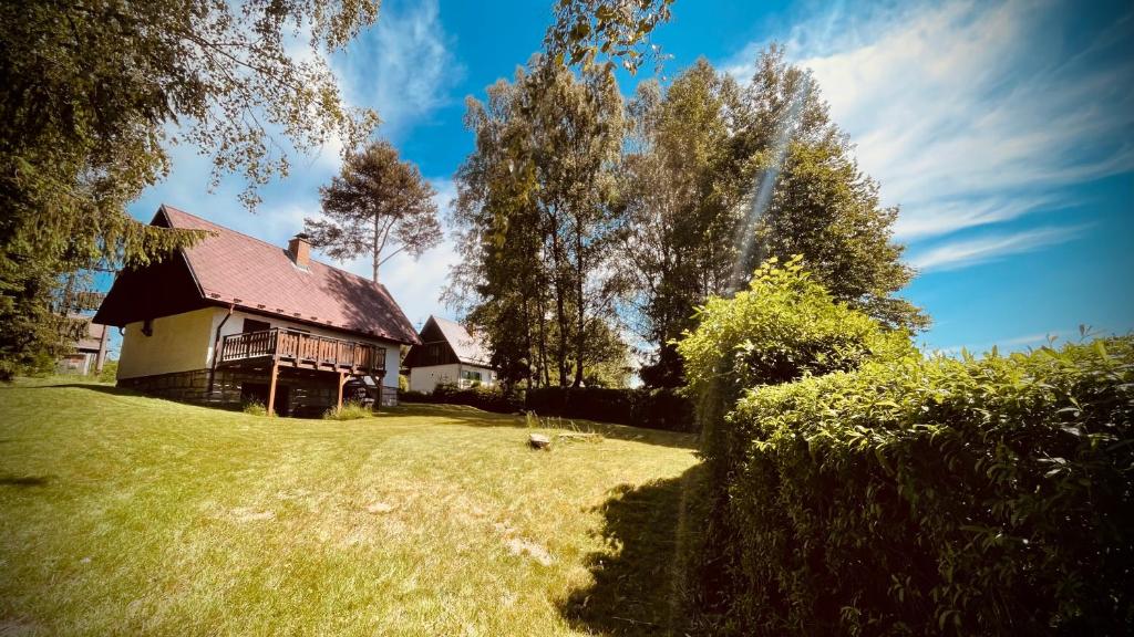 Taman di luar Chata Klára