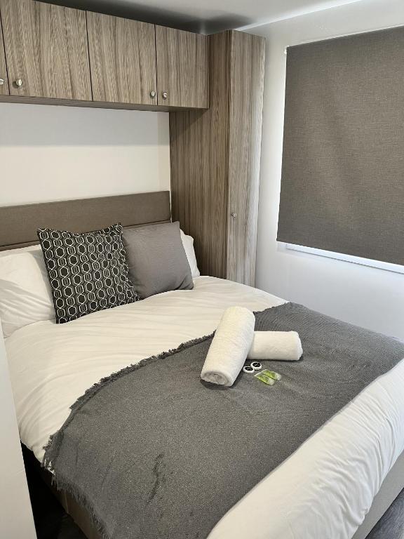 a bedroom with a bed with a pair of scissors on it at Cozzzy Seaside Retreat in Mablethorpe
