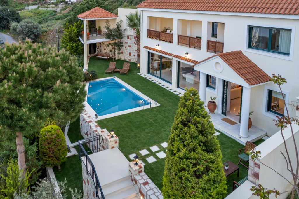 een luchtzicht op een huis met een zwembad bij Vista Mare Villa by Estia in Rodhiá