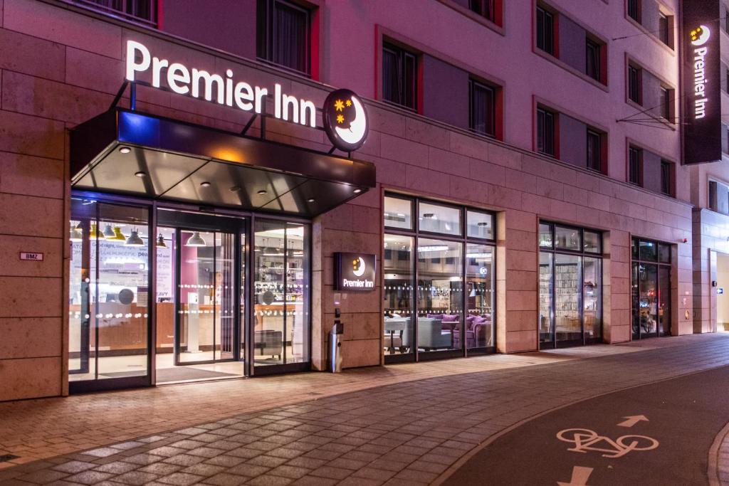 ein Geschäft vor einem Gebäude in der Nacht in der Unterkunft Premier Inn Nürnberg City Centre in Nürnberg