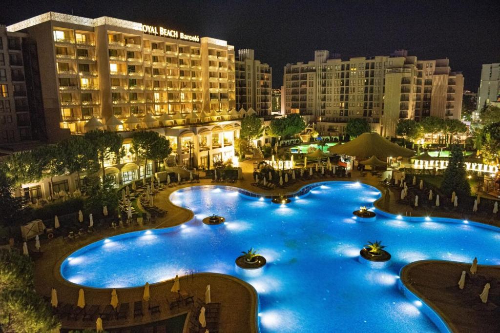 Bazén v ubytování Hotel Barcelo Royal Beach - Apartaments nebo v jeho okolí