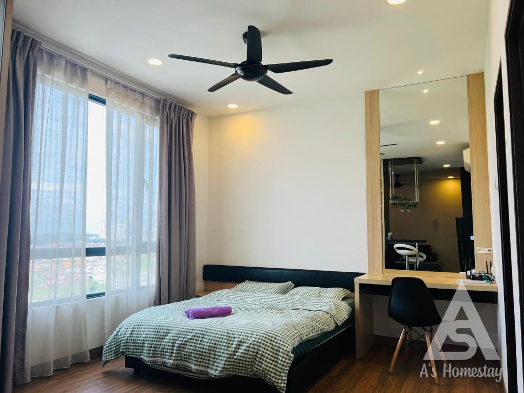 - une chambre avec un lit et un ventilateur de plafond dans l'établissement Landmark Residence 1 SOHO 2pax by A's Homestay 1, à Cheras