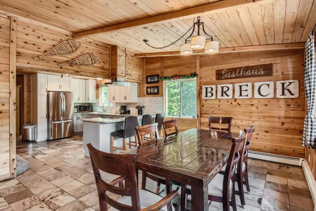 uma cozinha e sala de jantar com mesa e cadeiras em Gasthaus Breck home em Breckenridge