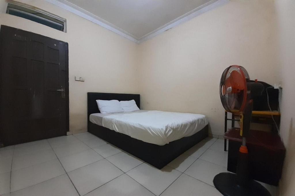 En eller flere senge i et værelse på SPOT ON 92671 Anugrah Jaya Syariah