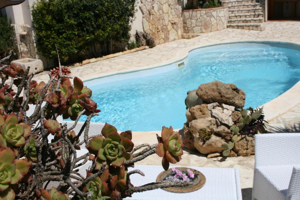 Bazén v ubytování Hotel Il Cortile nebo v jeho okolí