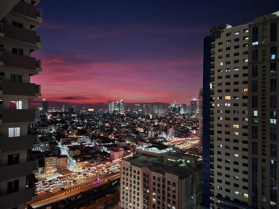 uma vista da cidade à noite em Central Makati Condo w/ Balcony near Commercial Areas em Manila
