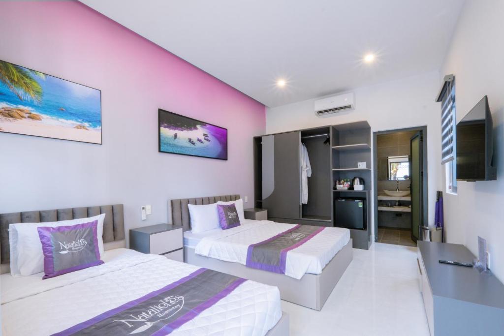 Habitación de hotel con 2 camas y TV en NatalieLe's Homestay, en Phu Quoc