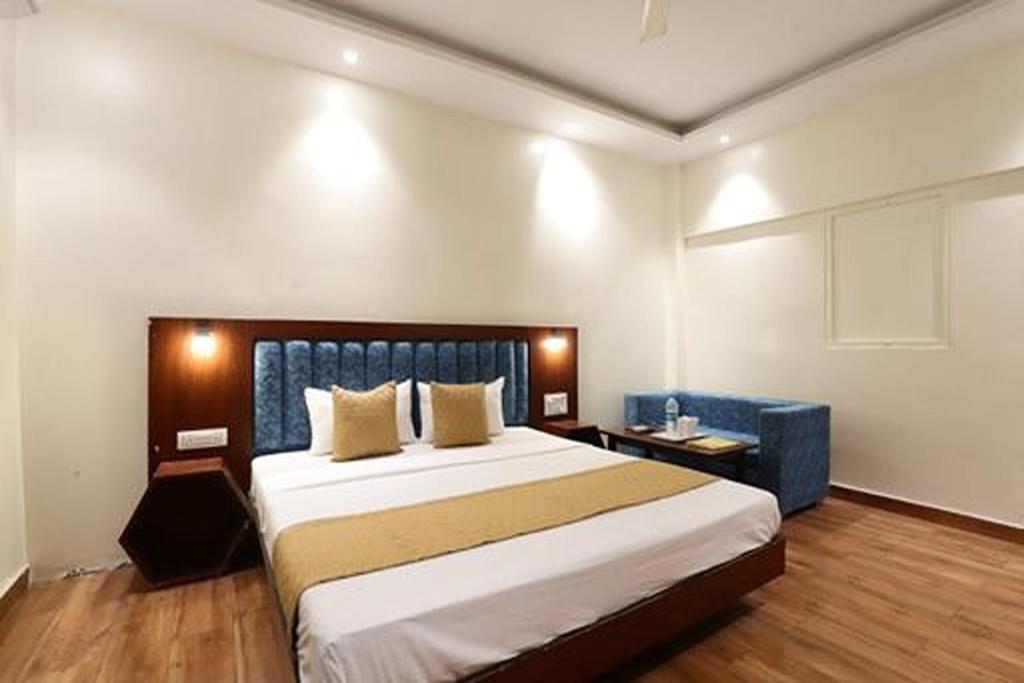 En eller flere senger på et rom på Amrit Hotel