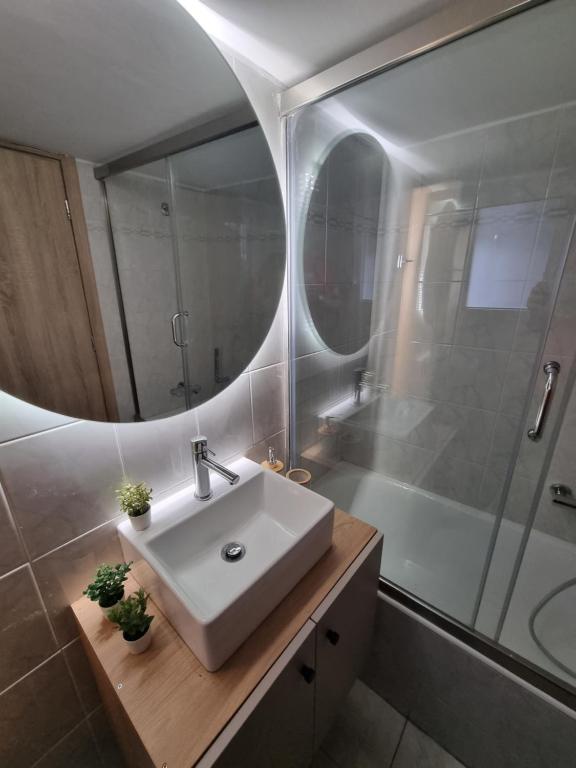 W łazience znajduje się umywalka i prysznic. w obiekcie Piraeus open view Appartment w Pireusie