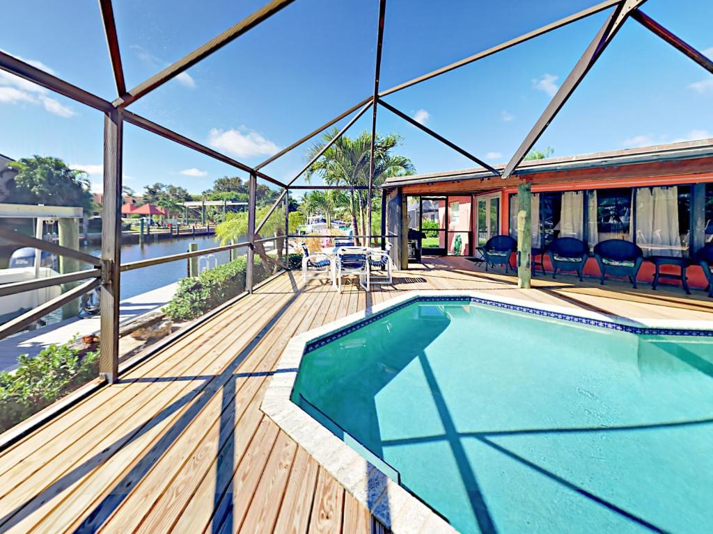 Waterfront Oasis on Private Dock, Pool, & Firepit!, West Palm Beach