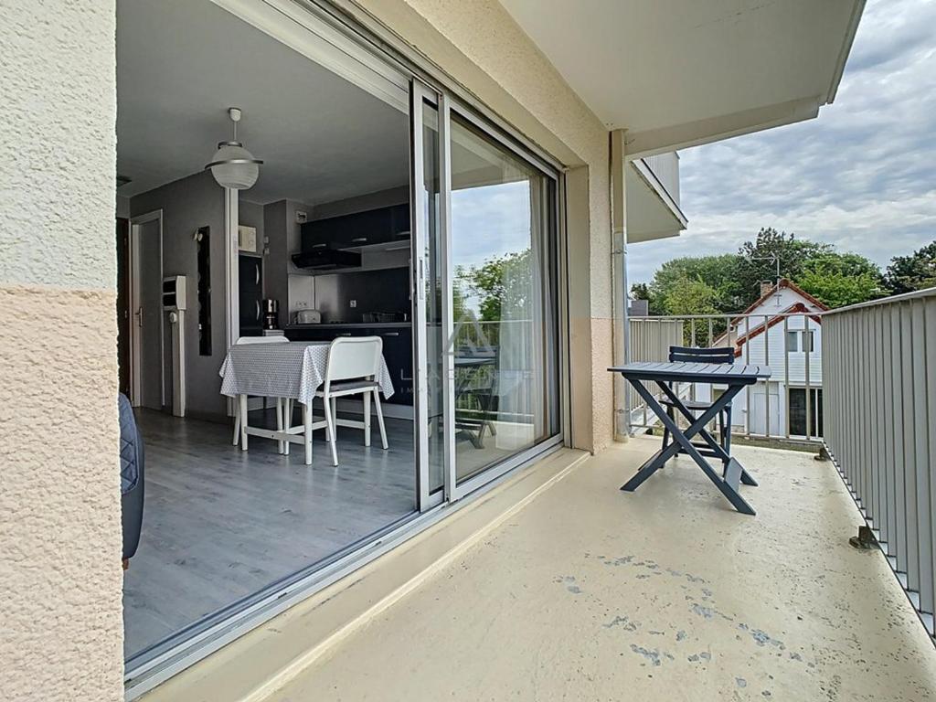 a balcony with a view of a kitchen and a table at Studio Cucq-Stella Plage, 1 pièce, 2 personnes - FR-1-236-84 in Stella-Plage