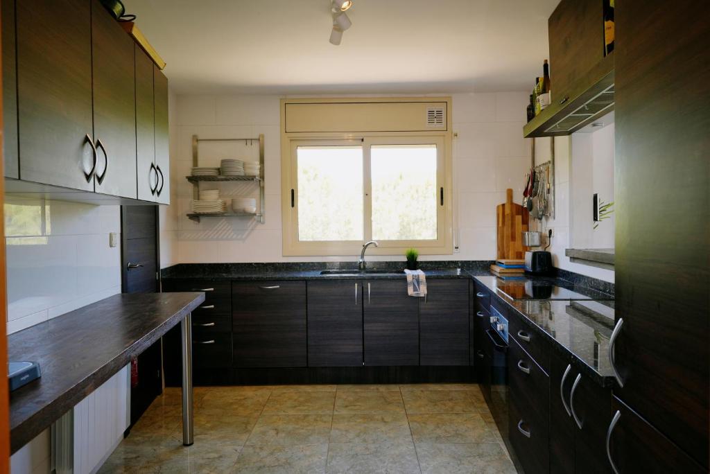 Kuchyňa alebo kuchynka v ubytovaní Villa Treehouse by Alvent Holidays