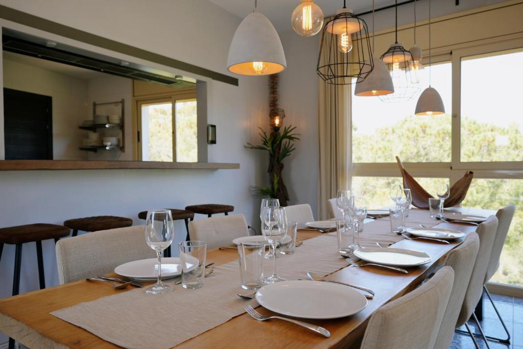 Reštaurácia alebo iné gastronomické zariadenie v ubytovaní Villa Treehouse by Alvent Holidays