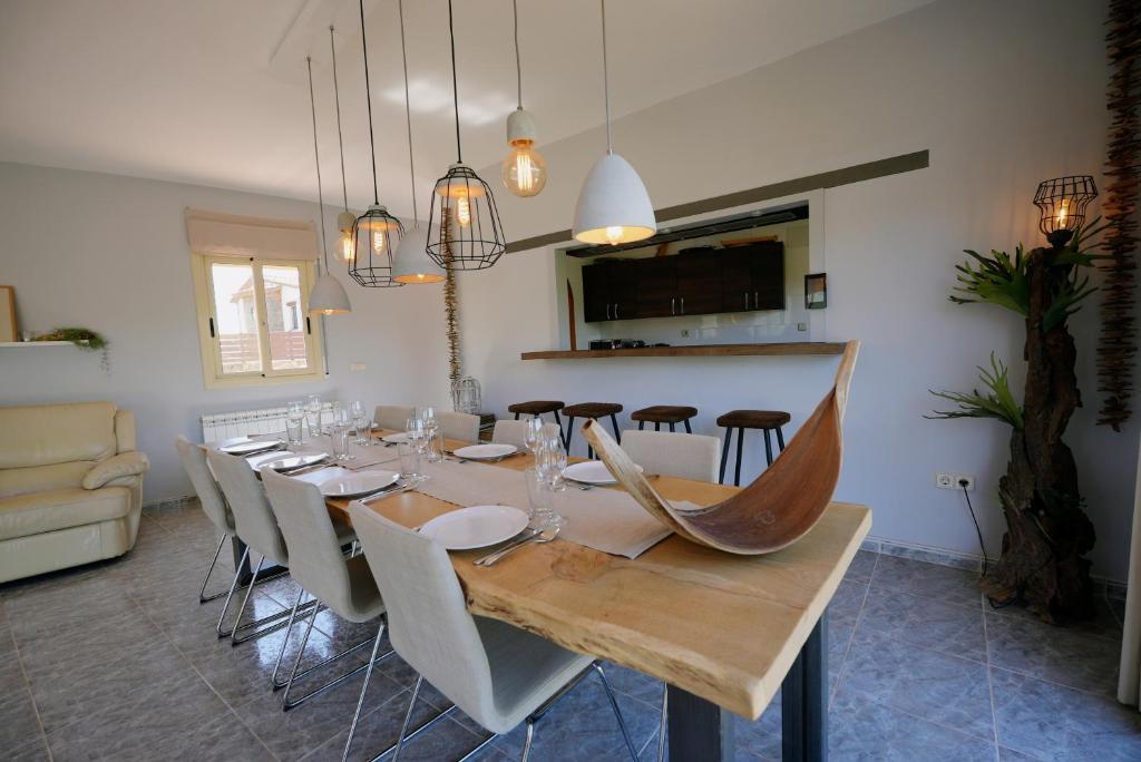 Televízia a/alebo spoločenská miestnosť v ubytovaní Villa Treehouse by Alvent Holidays