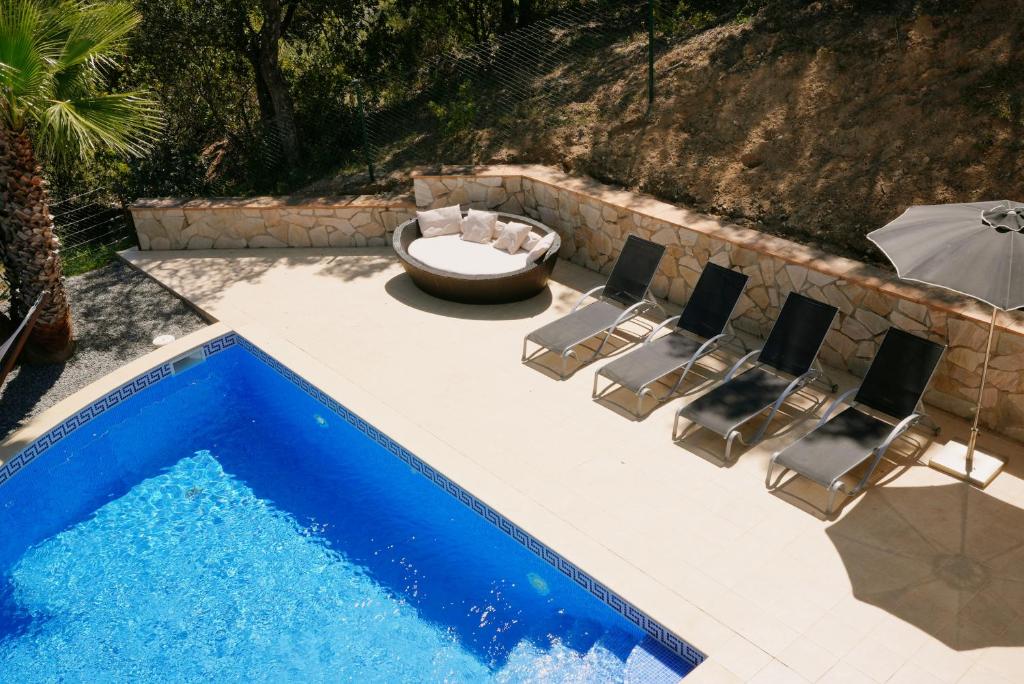 Bazén v ubytovaní Villa Treehouse by Alvent Holidays alebo v jeho blízkosti