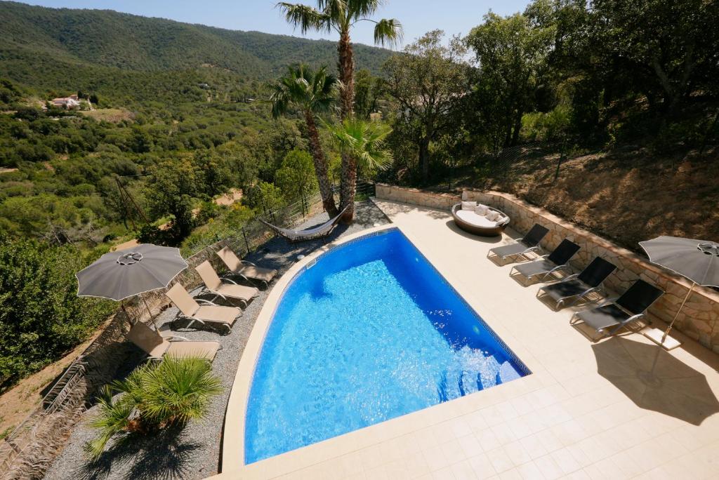 Bazén v ubytovaní Villa Treehouse by Alvent Holidays alebo v jeho blízkosti