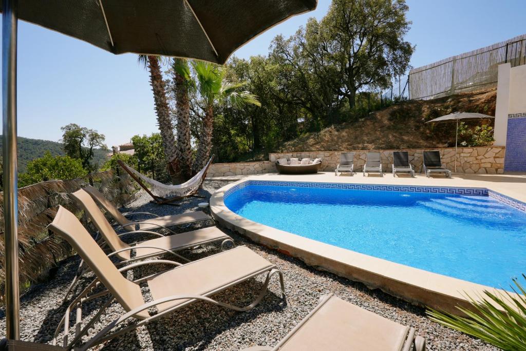 Bazén v ubytovaní Villa Treehouse by Alvent Holidays alebo v jeho blízkosti