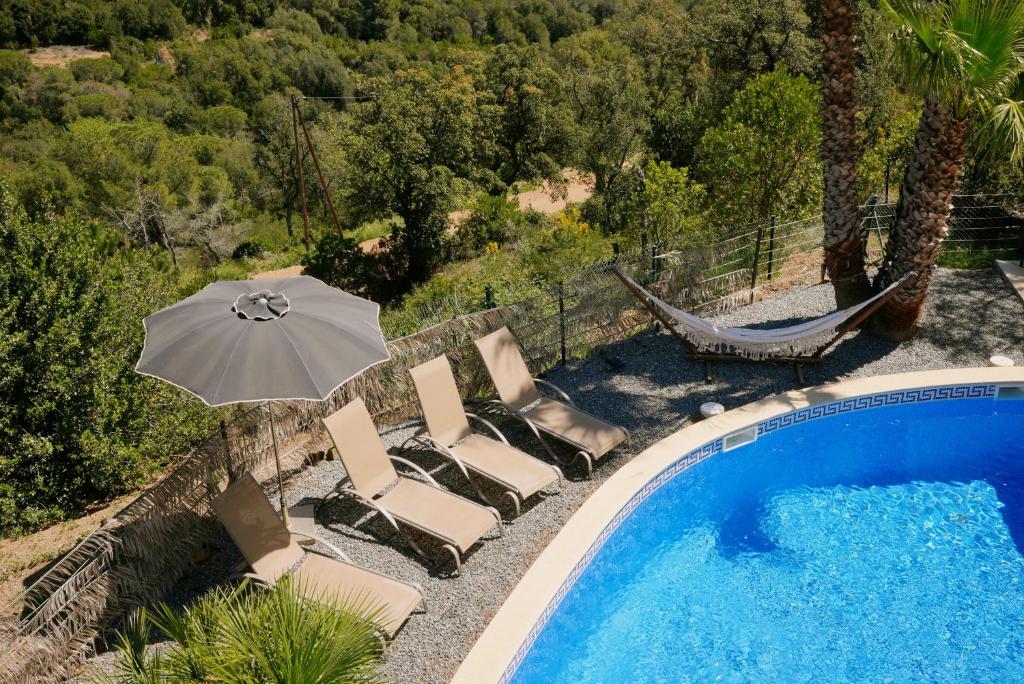 Bazén v ubytovaní Villa Treehouse by Alvent Holidays alebo v jeho blízkosti