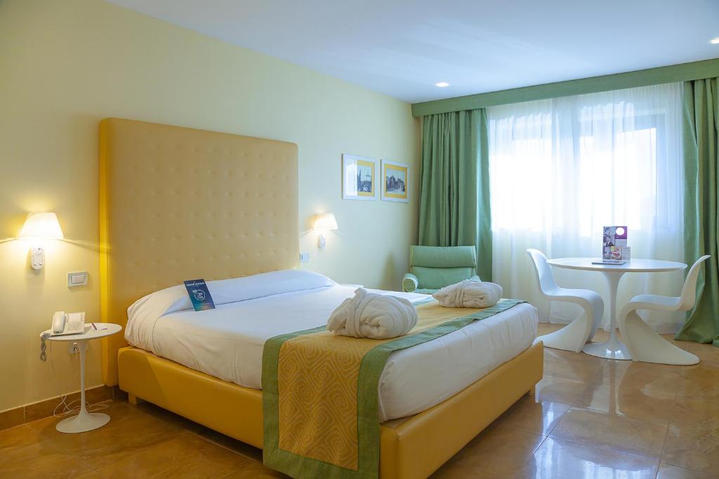 A bed or beds in a room at Mercure Villa Romanazzi Carducci Bari