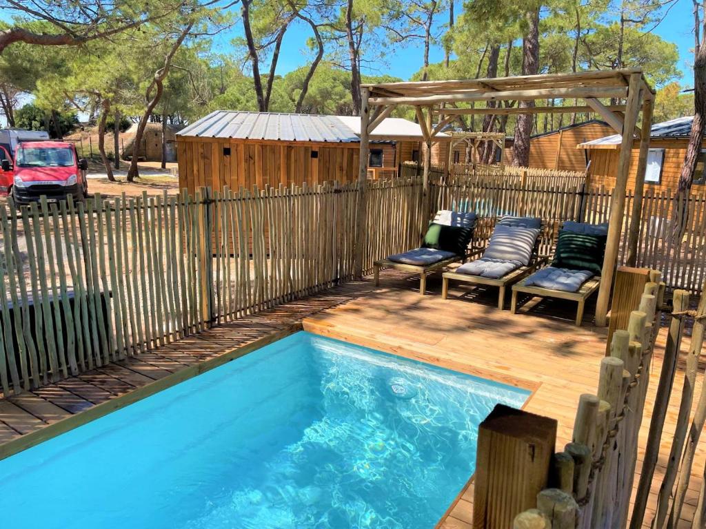 Bazén v ubytování Camping la Tamarissière nebo v jeho okolí