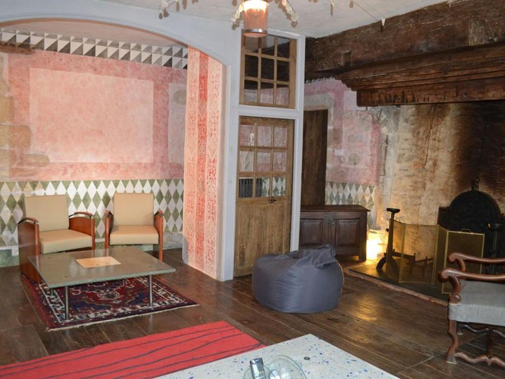 Część wypoczynkowa w obiekcie Prieuré restauré avec jardin, charme ancien et commodités modernes, près de l’église à Beaulieu - FR-1-653-145