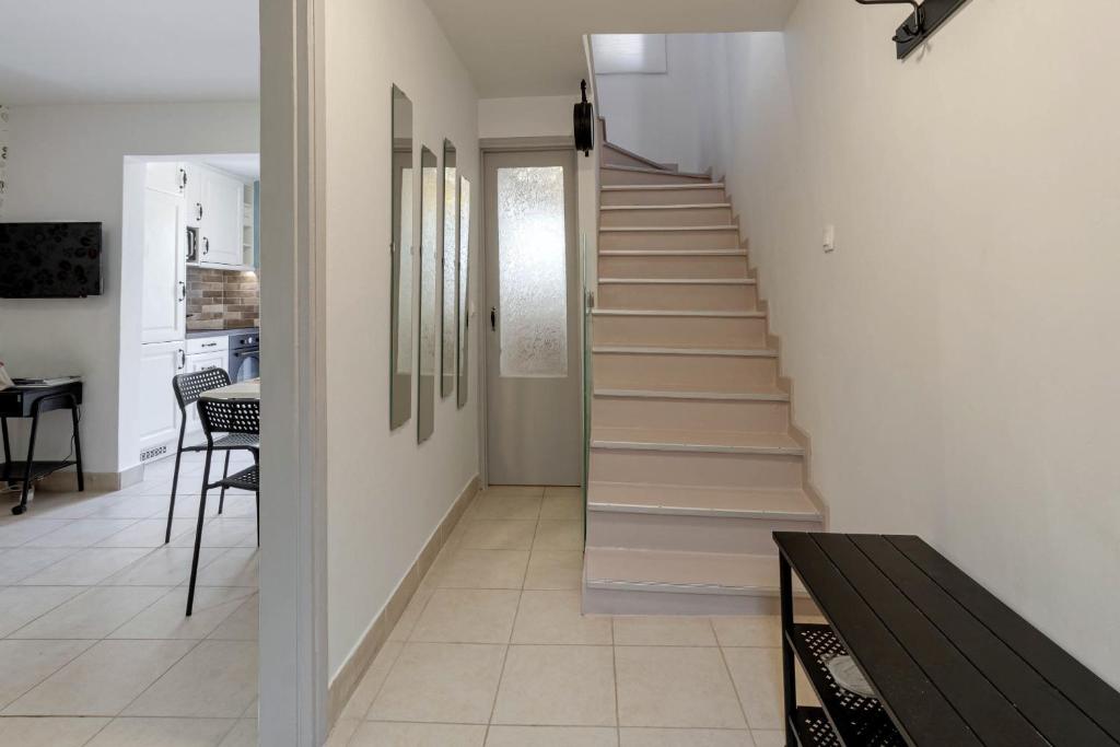Televízia a/alebo spoločenská miestnosť v ubytovaní Cozy Corfiot house