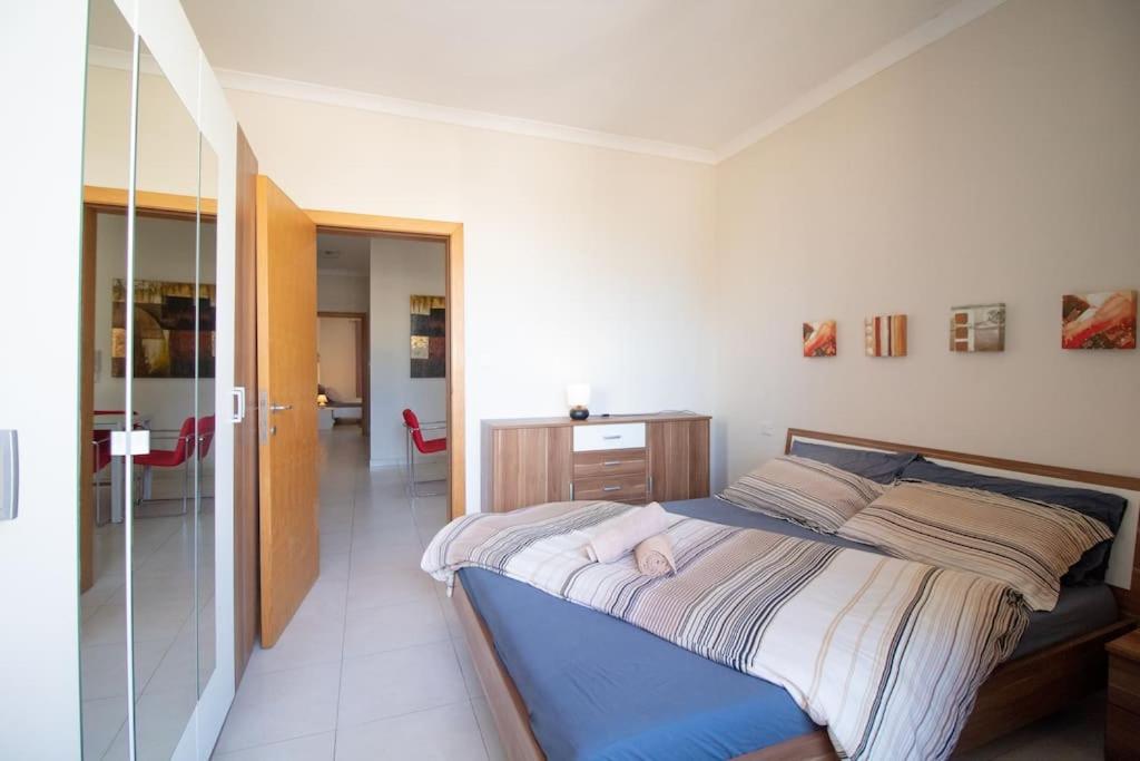 Una cama o camas en una habitación de Modern APT in the heart of Maltese nightlife