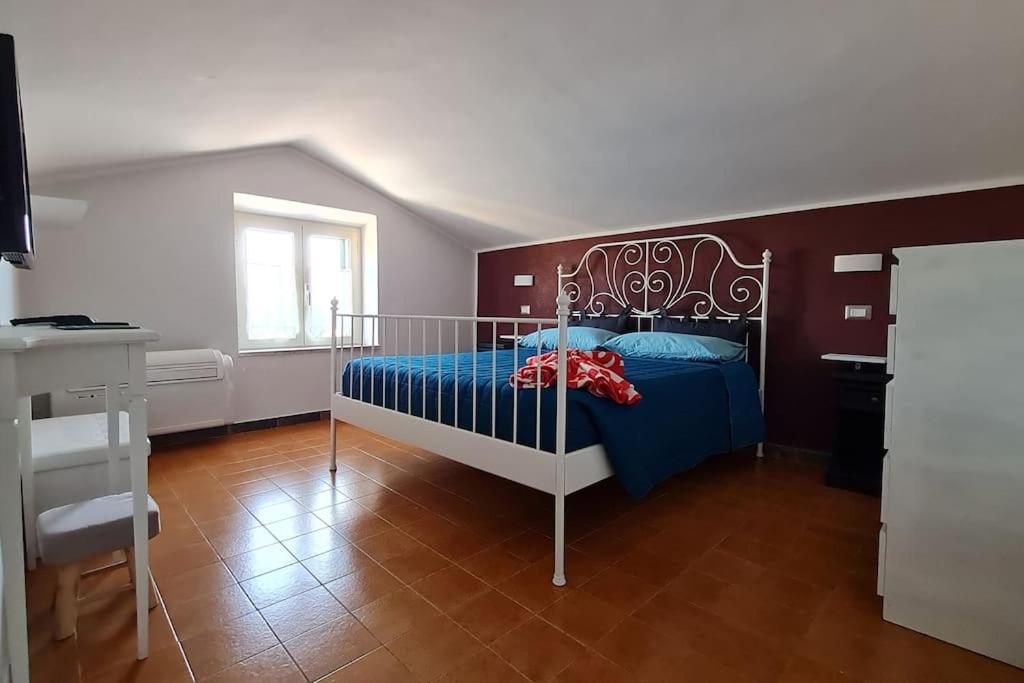 een slaapkamer met een bed met een blauw dekbed bij Casetta al centro in Tuscania