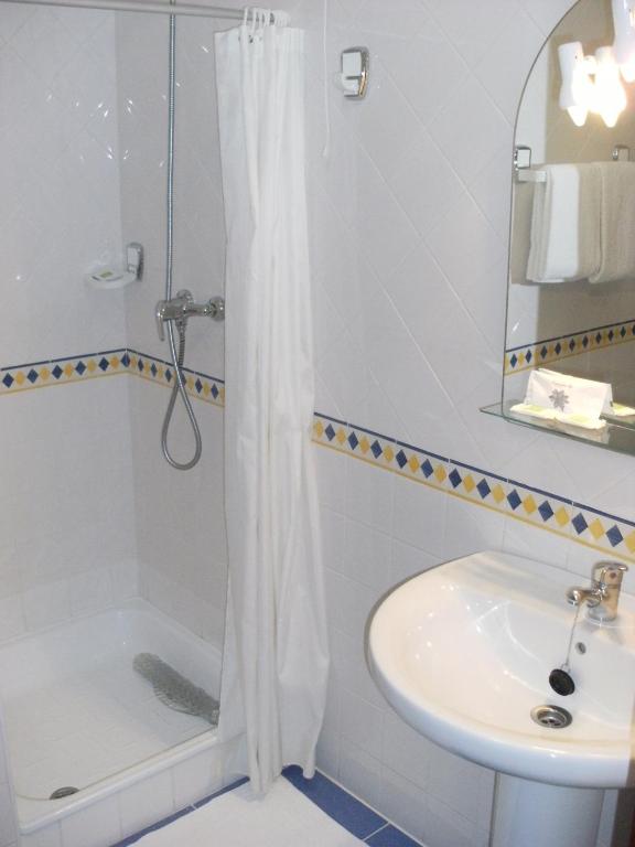 Koupelna v ubytování Moderna do Geres Hotel