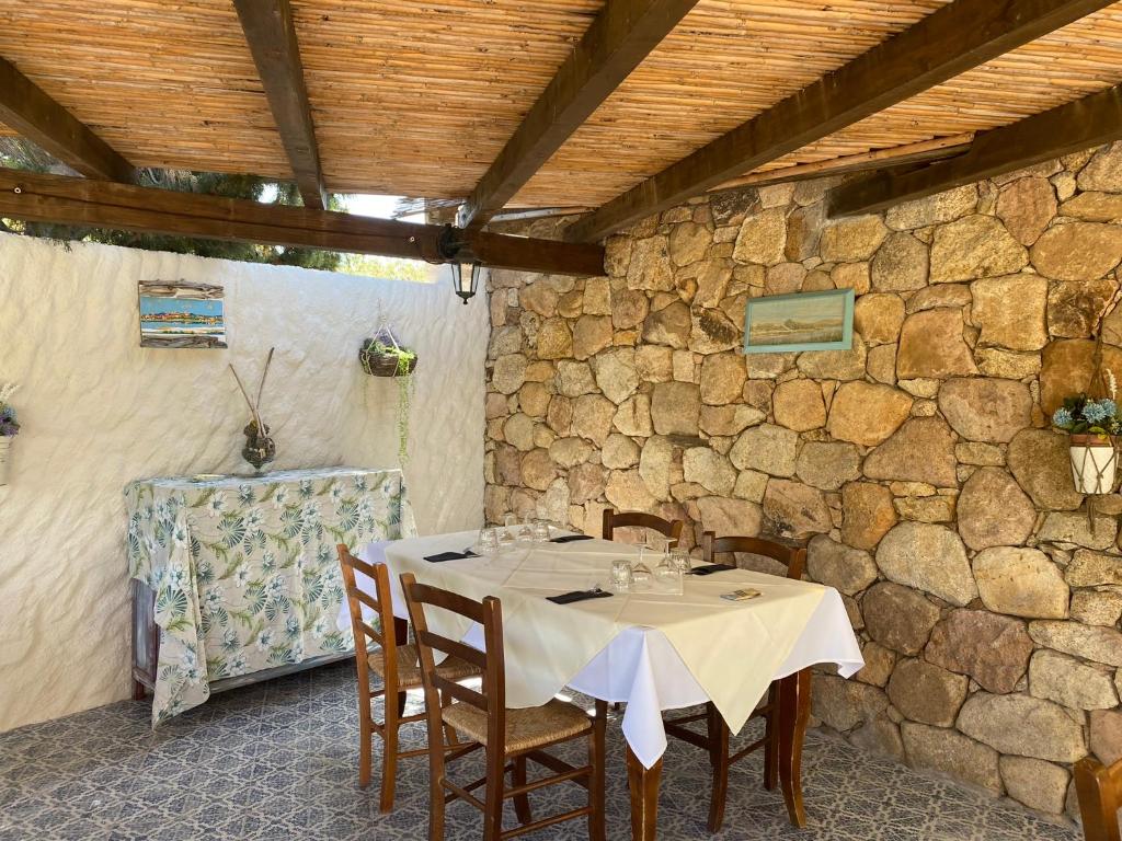 comedor con mesa y pared de piedra en Barrumbas en Santa Lucia